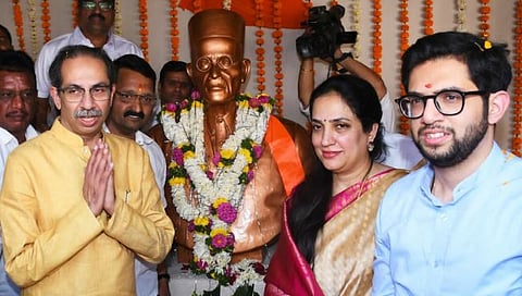 उद्धव ठाकरे यांची सहकुटुंब स्वातंत्र्यवीर सावरकर यांच्या जन्मस्थळाला भेट