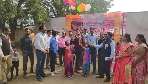 धुळे : चाचा नेहरु बाल महोत्सवाचे सीईओ गुप्ता यांच्या हस्ते उद्धाटन