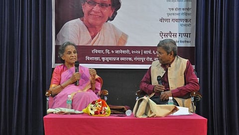 वीणा गवाणकर यांच्याशी संवाद साधतांना अनंत येवलेकर