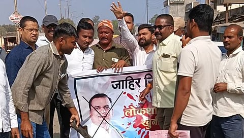 पिंपळनेरला ठाकरे गटाकडून राहुल नार्वेकरांविरोधात आंदोलन