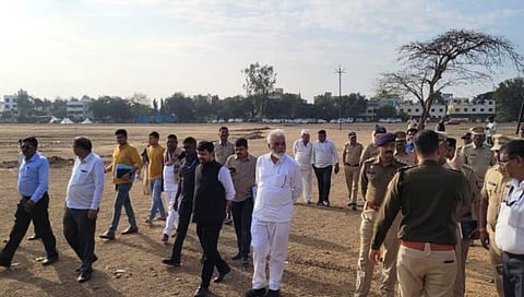 नाशिक : तपोवन मैदानाची पाहणी करताना पालकमंत्री दादा भुसे व मंत्री संजय बनसोडे. समवेत अधिकारी.