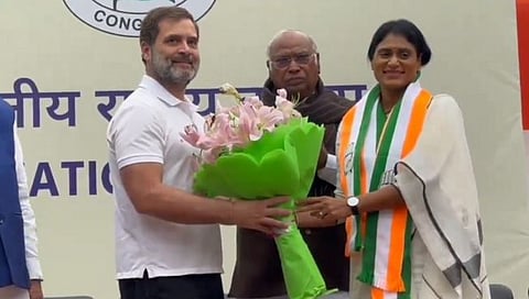 YS Sharmila joins Congress | मोठी बातमी! मुख्यमंत्री जगन मोहन रेड्डी यांची बहीण वायएस शर्मिला यांचा YSRTP पक्ष काँग्रेसमध्ये विलीन
