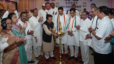 धुळे : आढावा बैठकिनिमित्त झालेल्या मेळाव्याचे उद्घाटन करताना महाराष्ट्र काँग्रेसचे प्रभारी रमेश चेन्नीथला,प्रदेशाध्यक्ष नाना पटोले, विधीमंडळ नेते बाळासाहेब थोरात, कार्याध्यक्ष आ.कुणाल पाटील आदी. (छाया :यशवंत हरणे)