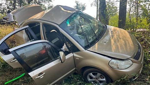 मोटार झाडाला धडकून अपघात; युवतीचा मृत्यू