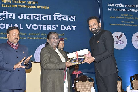 IAS Dr. Vipin Itankar : नागपूरचे जिल्हाधिकारी डॉ. विपिन इटनकर यांना ‘बेस्ट इलेक्टोरल प्रॅक्टिसेस २०२३’ राष्ट्रीय पुरस्कार प्रदान