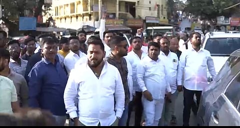 शिवसेना उबाठा गटाचे पदाधिकारी राम कुंडावर येताच घोषणाबाजी करतांना शिंदे गटाचे पदाधिकारी