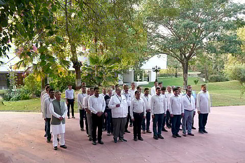 Jalgaon News : जैन इरिगेशनच्या सर्व आस्थापनांमधील सहकाऱ्यांकडून महात्मा गांधीजींना श्रद्धांजली