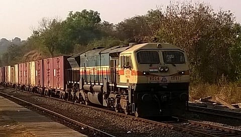 कोकण रेल्वे मार्गावरून लवकरच कंटेनर वाहतूक