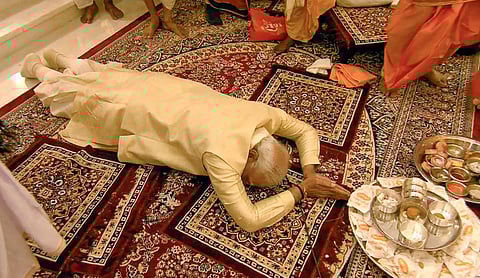 रामलल्ला प्राणप्रतिष्ठा विधीनंतर पंतप्रधान मोदी यांनी रामलल्ला मूर्तीसमाेर साष्टांग दंडवत घातला.