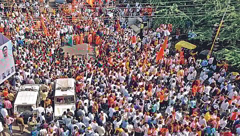 जरांगेंच्या स्वागतासाठी लाखो नगरकर रस्त्यावर