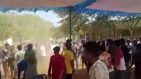 Andhra Pradesh Kabaddi News : कब्बडी सामन्यात दोन संघात नुसता ‘धुरळा’; तुफान हाणामारीचा व्हिडिओ व्हायरल