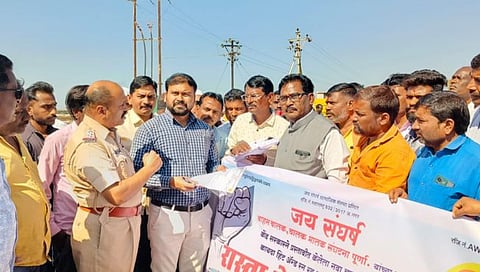 परभणी : हिट अँड रन वाहन कायद्याच्या विरोधात पूर्णेत रास्ता रोको