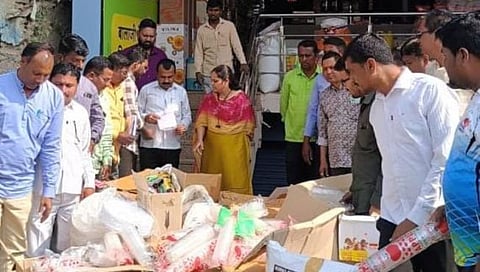 परभणी : मानवत पालिकेच्या कारवाईत प्लस्टिक कॅरीबॅगचा ८३ किलो साठा जप्त, २३ हजाराचा दंड वसूल