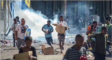 पाेलीस संपावर गेले, समाजकंटक पिसाटले..! पोर्ट मोर्सबीमध्ये हिंसाचारात १५ ठार