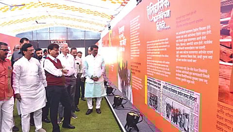 नाशिक : राज्यस्तरीय अधिवेशनस्थळी आयोजित 'रामजन्मभूमीत शिवसेनेचे वाघ' हे प्रदर्शन न्याहळतांना खा. संजय राऊत आणि पदाधिकारी व मान्यवर. (छाया : हेमंत घोरपडे)