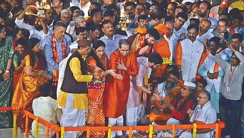 नाशिक : श्री काळारामाचे सहकुटुंब दर्शन व पूजन केल्यानंतर ठाकरे यांनी शरयूच्या धर्तीवर रामकुंडावर गोदाआरतीही केली.(छाया : हेमंत घोरपडे)