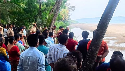 सिंधुदुर्ग : तोंडवळी-तळाशील नजीकच्या वाळू उत्खननावर ग्रामस्थ आक्रमक, प्रजासत्ताक दिनी खाडीपात्रात उपोषण