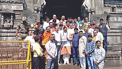 त्र्यंबकेश्वर : वनमंत्री सुधीर मुनगंटीवार यांना निवेदन देताना देवस्थानचे विश्वस्त व पुरोहित संघाचे पदाधिकारी.