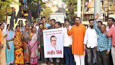 आमदार अपात्रता प्रकरण : उंचगावात ठाकरे गट आक्रमक; तीव्र घोषणाबाजी करत मुख्य चौकात निदर्शने