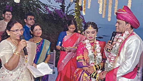 मुलीच्या विवाहाचे यजमानपद भूषविले आईने