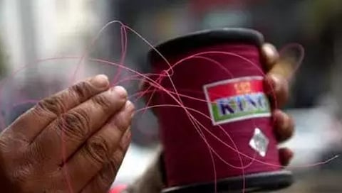 नायलॉन मांजामुळे एका व्यक्तीचा गळा चिरला