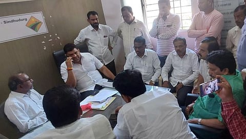सिंधुदुर्ग : …अन्यथा पंतप्रधान ग्रामसडक योजना कार्यालयाला टाळे ठोकू; ठाकरे गटाचा इशारा