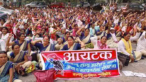 नागपूर: आशा व गटप्रर्वतक कर्मचाऱ्यांचे जि. प. समोर हल्लाबोल आंदोलन