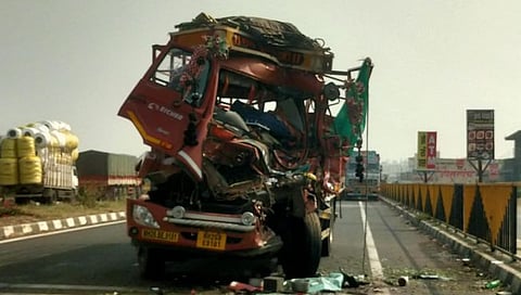 हिंगोली : वारंगा फाटा येथे ट्रक अपघातात तरुण जागीच ठार