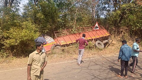 Tilari Ghat : तिलारी घाटात टेम्पो उलटला; चालक जखमी