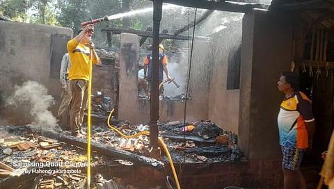 बोंड्ये येथे आगीत घर जळून खाक