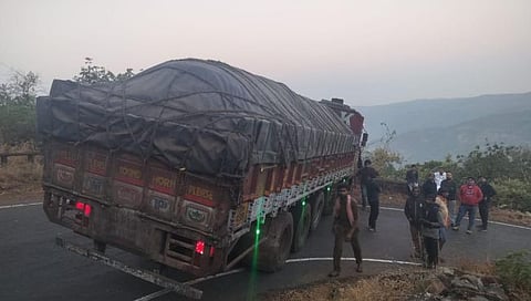 तिलारी घाटात ट्रक अडकला