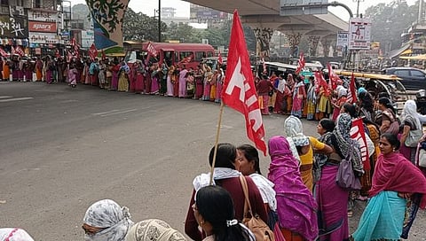 Nagpur : नागपुरमध्ये अंगणवाडी सेविकांचे आंदोलन,रस्ता रोको