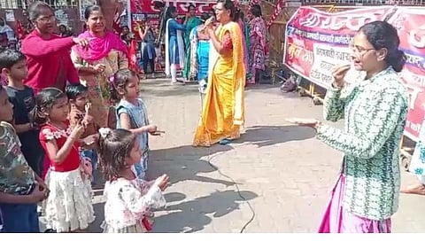 नागपूर : संविधान चौकात अंगणवाडी सेविकांनी भरवली शाळा