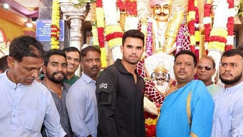 गोवा: श्री देव बोडगेश्वरांचे अर्जुन तेंडुलकरने घेतले दर्शन