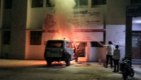 परभणी: जिंतूर तहसिल कार्यालयापुढे तहसीलदारांच्या गाडीला आग