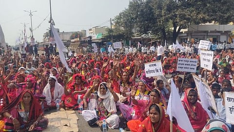 परभणी: खोटे जात वैधता प्रमाणपत्र: जिंतूरमध्ये गोर सेनेचा रास्ता रोको