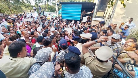 छ. संभाजीनगर: पोलीस – ठेवीदारांमध्ये धक्काबुक्की; चार जण बेशुद्ध