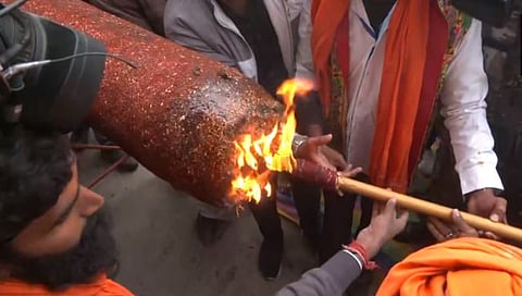 Ayodhya Ram Mandir : अयोध्येत १०८ फुटांची अगरबत्ती प्रज्वलित