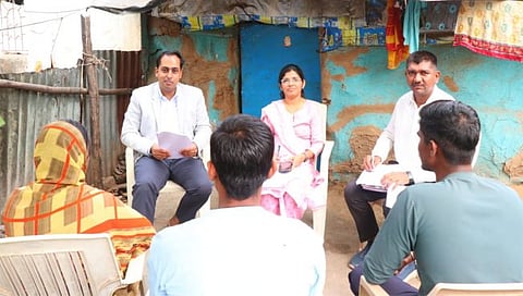 जळगाव : जिल्हाधिकारी आयुष प्रसाद यांनी साधला मराठा कुटुंबाशी संवाद