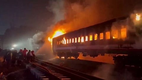 बांगलादेशात निवडणुकीपूर्वी हिंसाचार, ट्रेन जाळल्याने चौघांचा मृत्यू