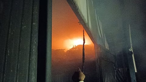 fire broke out News : नागांव येथे ऑटो गॅरेजला शॉर्ट सर्किटने आग