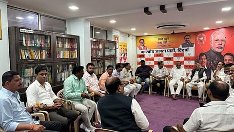 नागपूर : महायुतीच्या बैठकीत परस्परांविरोधातील नेते मांडीला मांडी लावून बसले