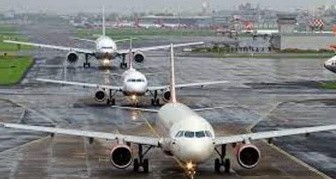 विमाने जमिनीवर; सातत्याने उड्डाणे रद्द झाल्यामुळे प्रवाशांचे हाल