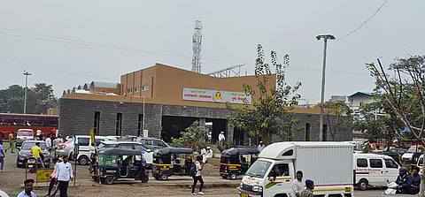 Pune : नारायणगाव बसस्थानकाला अवैध पार्किंगचे ग्रहण