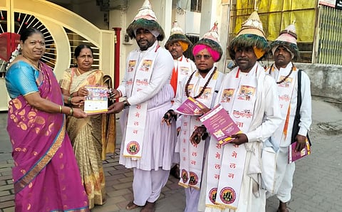 पाहू नाट्य संमेलन विसरू नका कोणी; लोक कलावंताकडून नाट्य संमेलनाचा प्रचार