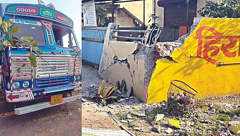नाशिक : अपघातग्रस्त ट्रक व ट्रकच्या धडकेमुळे घराची झालेली पडझड.