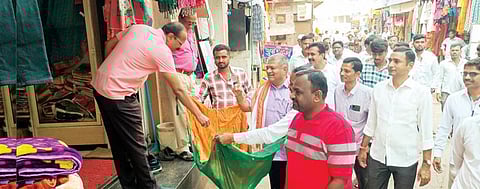 रस्ताकाम बंदच्या निषेधार्थ भीक मागो : ढाकणे यांचे आमदार राजळेंना आव्हान