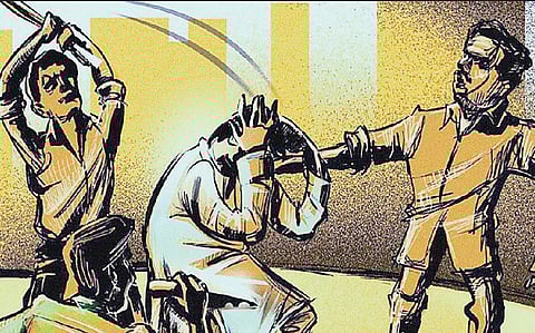 धक्कादायक! पु्ण्यात कौटुंबिक न्यायालयासमोच तरुणावर वार..