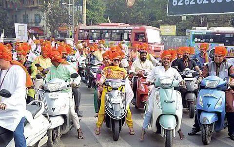Pune : पारंपरिक पेहरावातील दुचाकी फेरीने शंभराव्या नाट्य संमेलनाची नांदी