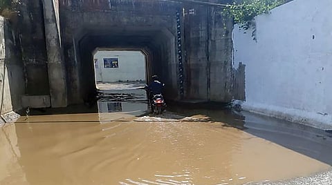 Pimpri News : ‘रेल्वे पुलाखाली पाणी; वाहनचालक त्रस्त